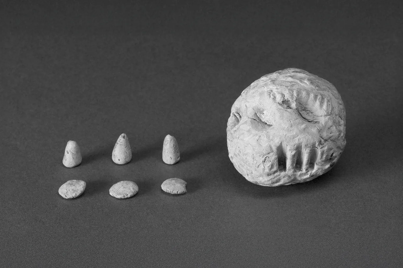 Imagen tomada de Denise Schmandt-Besserat, Prehistoric Administrative Technologies and the Ancient Near Eastern Redistribution Economy: The Case of Greater Susiana, Museo del Louvre, Departamento de Antigüedades Orientales, París.