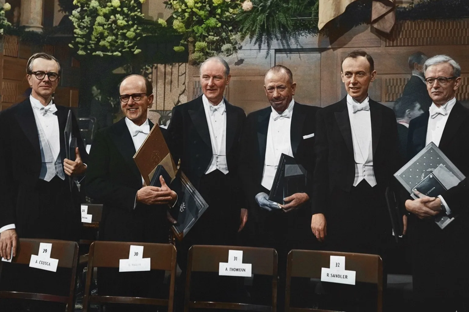 Maurice Wilkins, Francis Crick y James Watson, galardonados con el Premio Nobel de Fisiología o Medicina, junto a otros laureados de 1962.